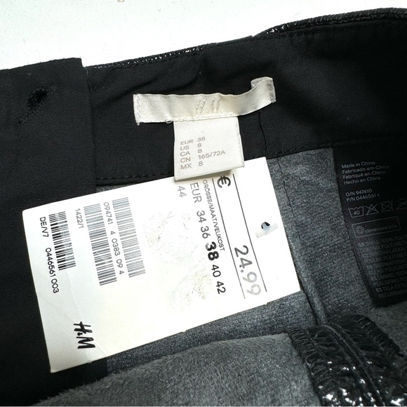 H&M Black Faux Patent Leather Textured Mini Skirt Zip Back NWT Women’s Size 8 - Picture 4 of 7